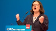 Andrea Nahles in Gewinnerpose am Rednerpult