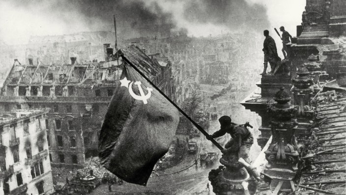 Berlin, 30. April 1945: Soldaten der Roten Armee hissen auf dem Reichstagsgebäude die Sowjetflagge