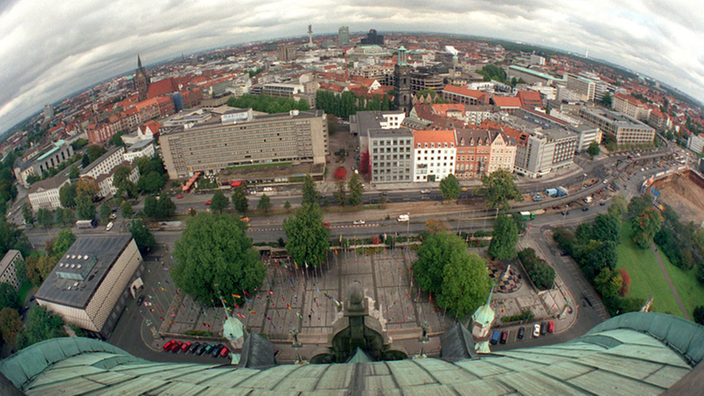 Blick auf das von dunklen Regenwolken überdeckte Hannover.