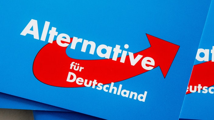 In weißen Buchstaben steht auf blauem Grund: Alternative für Deutschland. Darunter ist ein roter Pfeil.