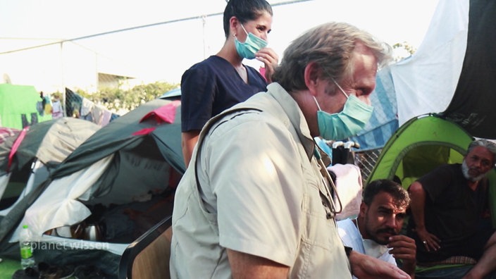 Gerhard Trabert mit Mund- und Nasenschutz im Flüchtlingscamp.