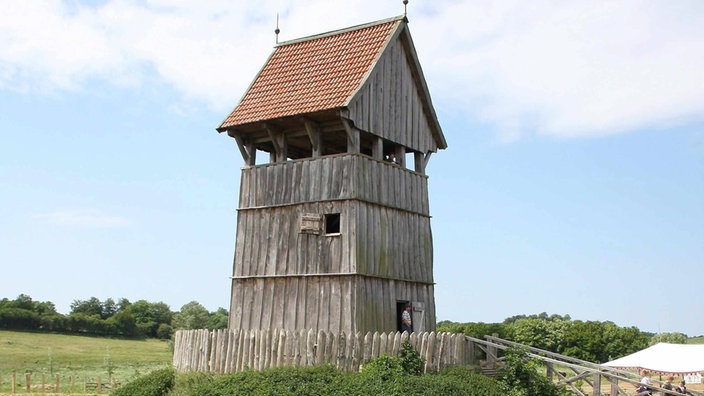 Holzturm einer frühen Burg.