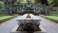 Der Tisch des Kardinals mit Brunnen der Giganten im Hintergrund.