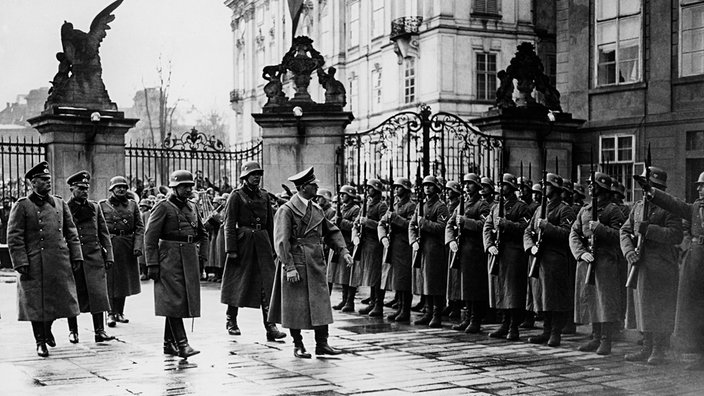 schwarz weiß-Aufnahme von Hitler auf der Prager Burg, März 1939.