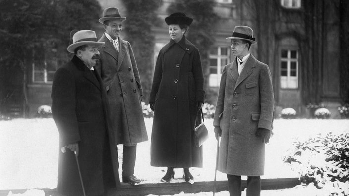 Familienfoto um 1920: Friedrich Ebert (links) mit seinem Sohn Friedrich, seiner Frau Louise und Sohn Karl