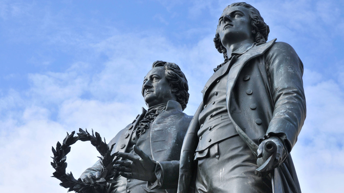 Teilansicht des Goethe-Schiller-Denkmals vor dem Nationaltheater in Weimar.