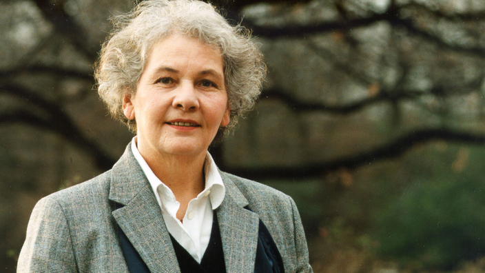 Eine Frau mit krausen grauen Haaren, Christiane Nüsslein-Vollhard, blickt freundlich in die Kamera.