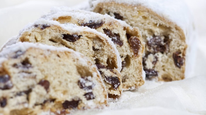 Ein Christstollen quer in Scheiben geschnitten.