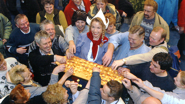 Frau Antje bietet Käse an