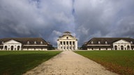 Ein Weg führt zum Direktorenhaus und zu angrenzenden Gebäuden in der königlichen Saline Arc-et-Senans.