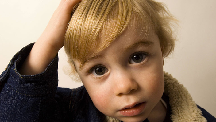 Junge mit blonden Haaren