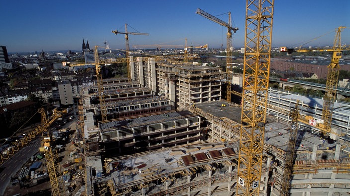 Großbaustelle mit Rohbauten und Kränen