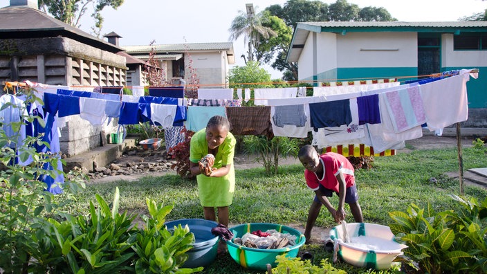 Zwei Kinder in einem Kinderdorf in Sierra Leone