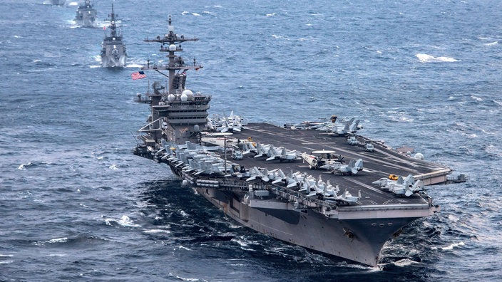 Der Flugzeugträger USS Carl Vinson (im Vordergrund) begleitet von den drei Zerstörern (im Hintergurnd) den zwei japanischen Zerstörern JS Sazanami und JS Samidare, sowie dem US-amerikanischen Zerstörer USS Wayne E. Meyer.