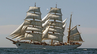 Die Gorch Fock fährt unter vollen Segeln.