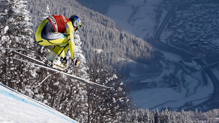 Ein Abfahrer bei der Super-Kombination der Herren in Chamonix, Frankreich. Vor alpiner Kulisse befindet sich der Skifahrer im Sprung