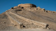 Ein steiniger Treppenaufgang zu einem Turm der Stille für Himmelsbestattungen im Iran