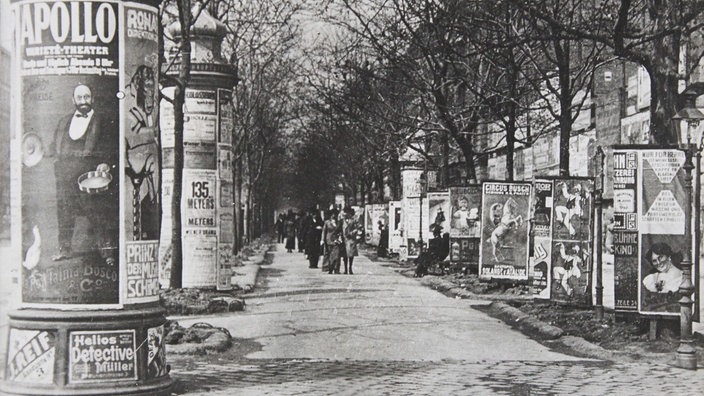 Die Schwarzweiß-Aufnahme aus dem Jahr 1910 zeigt Passanten beim Bummel am Wiener Ring