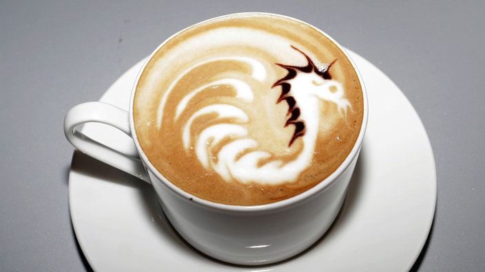 Ein Drache aus Milchschaum und Kaffee.