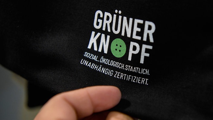 Siegel "Grüner Knopf" auf einem Kleidungsstück