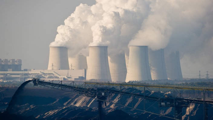 Wasserdampfschwaden aus einem Braunkohlekraftwerk.