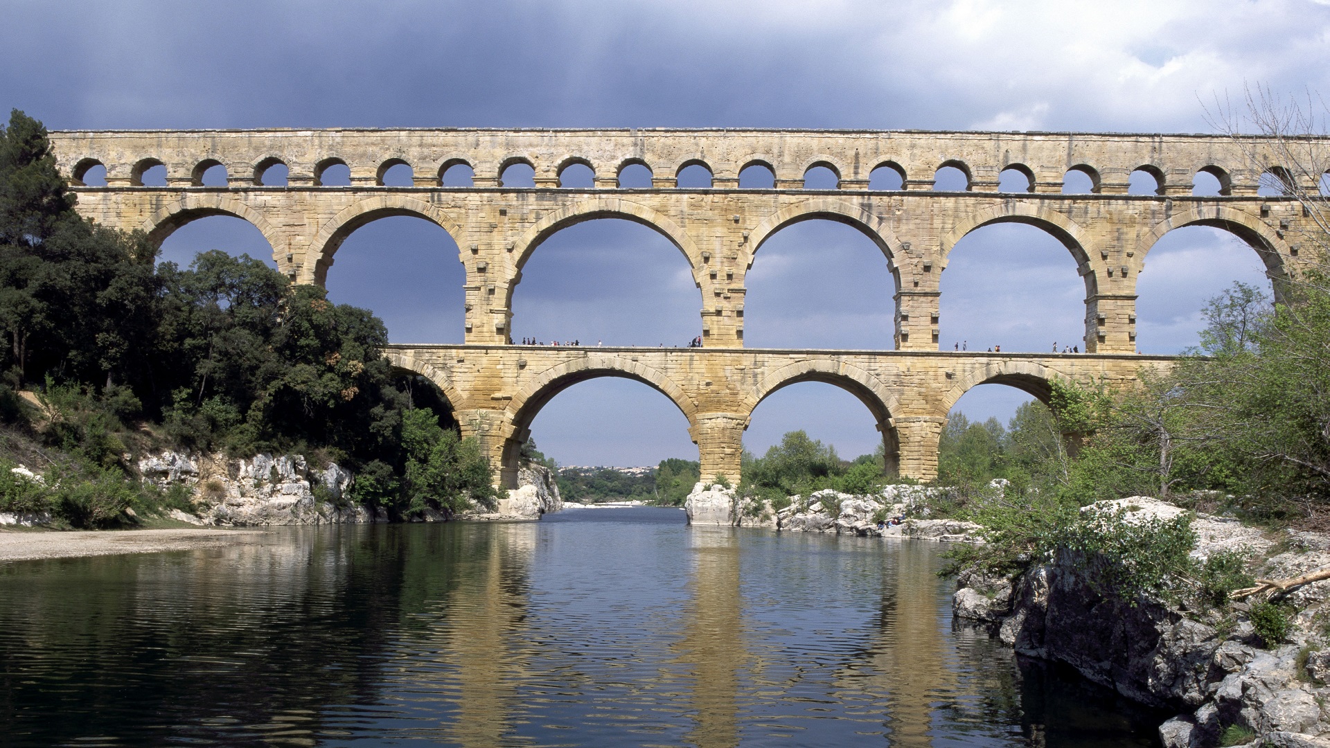 Frontale Ansicht auf die Bögen der Brücke 'Pont du Gard' über dem Fluss Gardon.