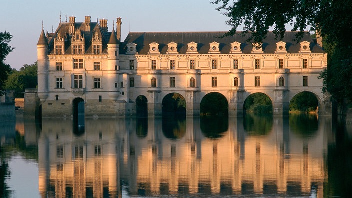 Schloss Chenonceau steht über dem Fluss Cher