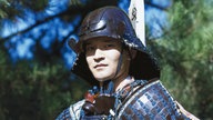 Ein Japaner in traditioneller Samurai-Rüstung.