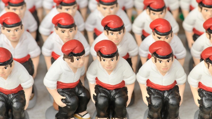 Mehrere Caganer-Figuren nebeneinander