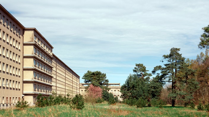 Eine mehrere hundert Meter lange graue Betonfassade mit zahllosen Fenstern