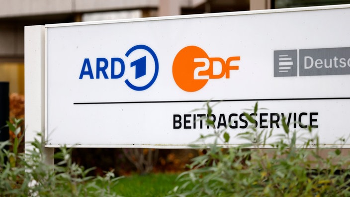 Schild vor dem Eingang zum ARD ZDF Deutschlandradio Beitragsservice