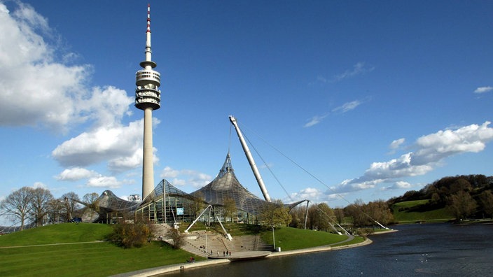 Olympiaturm und See.