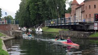 Kajaks auf dem Kanal in Gyzicko