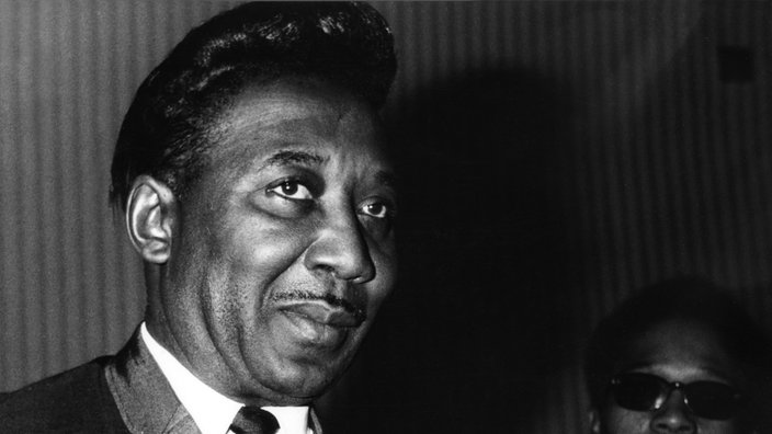 Schwarz-Weiß-Foto zeigt den Blues-Musiker Muddy Waters bei einem Auftritt in Deutschland in den 1960er Jahren.