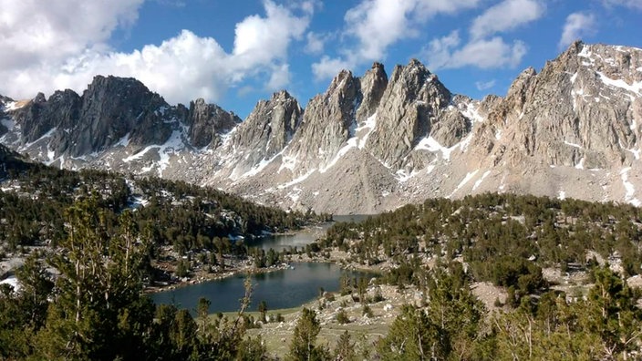 Berge und See im Kings Canyon National Park