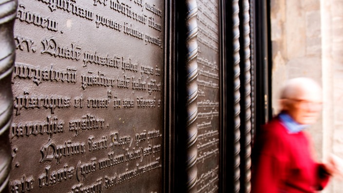 An der Tür der Schlosskirche in Wittenberg sind die 95 Thesen Martin Luthers in Bronze gegossen