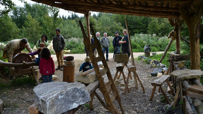 Foto einer Handwerkstation mit Besuchern im Campus Galli.