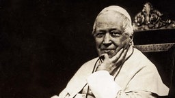 Schwarzweiß-Bild: Pius IX. sitzt auf dem Heiligen Stuhl