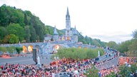 Prozession vor der Basilique du Rosaire in Lourdes