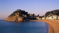 Blick auf den Strand von Tossa de Mar im Abendlicht