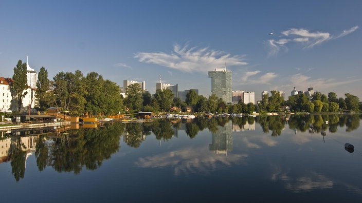 Blick über die Donau auf Hochhäuser in Wien.