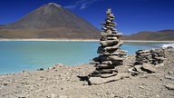 Blick über den See Laguna Verde auf den Vulkan Licancabur