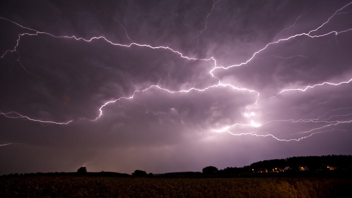 Gewitter mit Blitzen über Landschaft