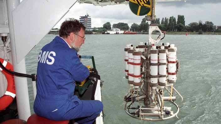 Wissenschaftler holt mit einem Kran eine Treibsonde aus dem Meer.