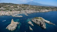 Luftaufnahme der Stadt Catania auf Sizilien. Im Hintergrund der Ätna.