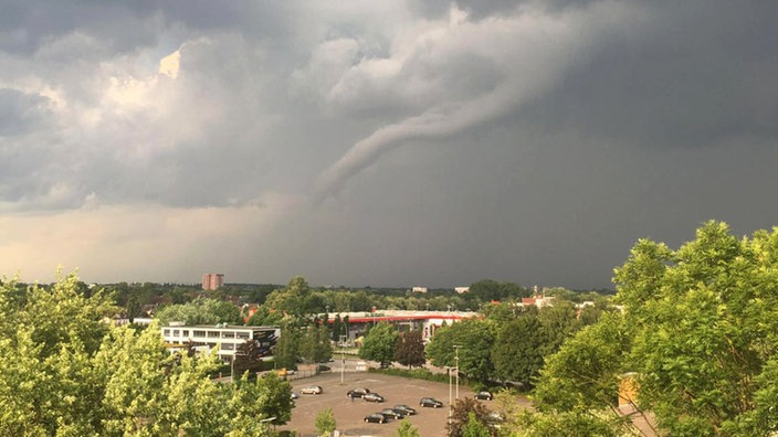 Trichter eines Tornados über einem Parkplatz