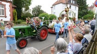 Umzug zum Rosenfest in Steinfurth