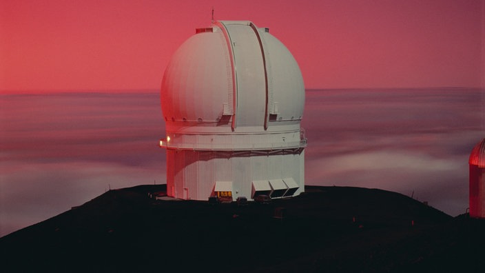 Luftaufnahme einer vulkanischen Bergspitze, auf der sich ein Observatorium befindet.