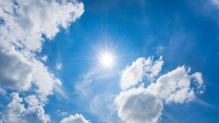 Himmel mit Sonen und Wolken.