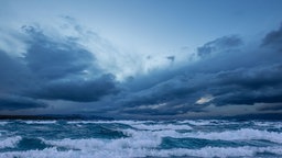 Dunkle Wolken über dem tosenden Meer